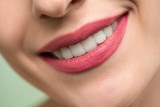 Przebarwienia zębów - jak z nimi walczyć? Zabiegi, domowe sposoby                   