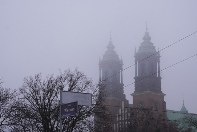 Warunki atmosferyczne w sobotę, 7 stycznia, mogły utrudnić podróż kierowcom. Nad Wielkopolską pojawiła się gęsta mgła, która ograniczała widoczność od 100 do 400 metrów. Synoptycy zapowiadają, że również wieczorem może zrobić się mgliście. Zobacz na zdjęciach, jak wyglądał Poznań spowity mgłą w sobotni poranek.Przejdź dalej -->