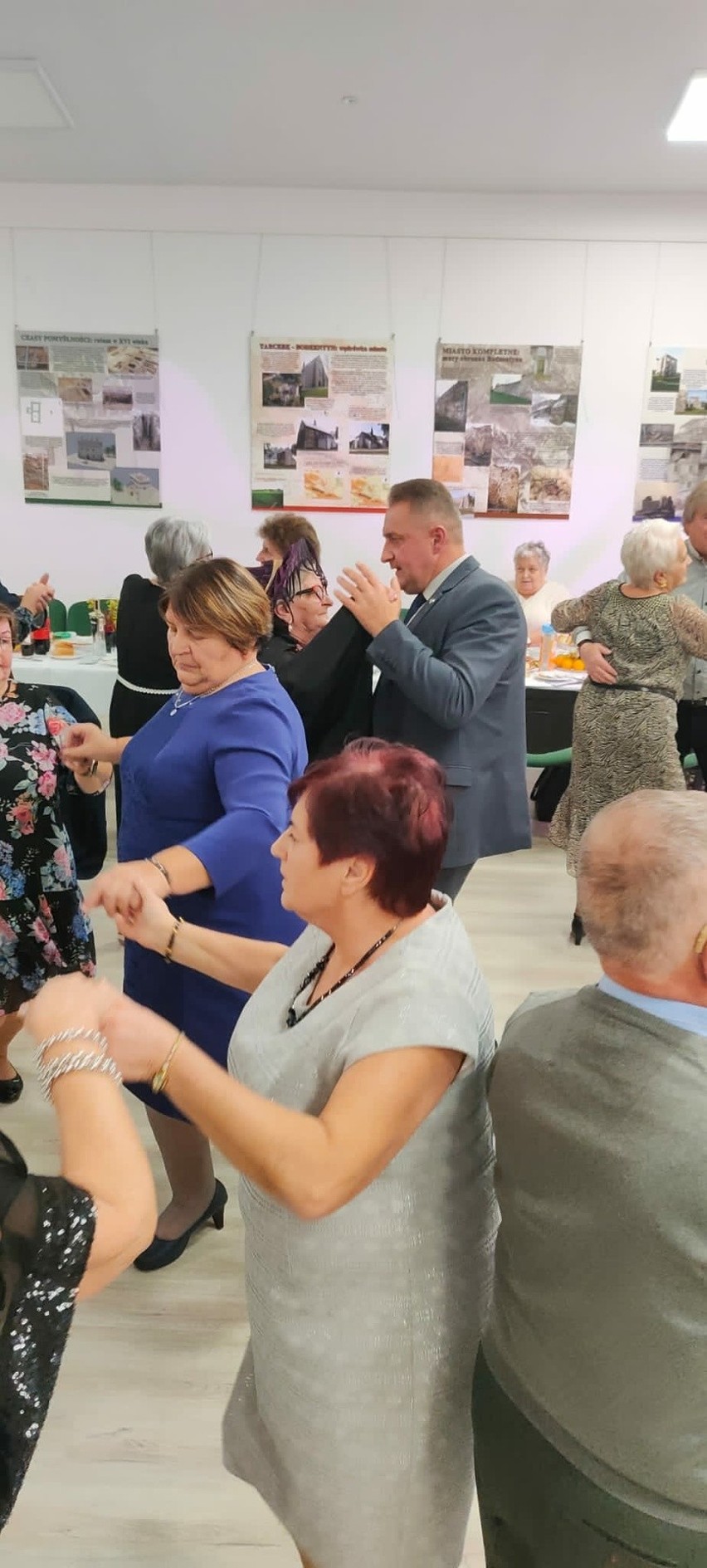 Tak bawili się mieszkańcy gminy Bodzentyn na imprezach andrzejkowych. Radosna zabawa i tańce. Zobaczcie zdjęcia