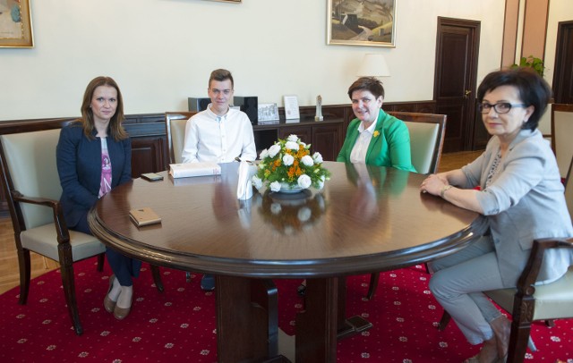 Rozmowa w gabinecie premier Beaty Szydło (nz. druga z prawej). Ponadto na fot. od lewej posłanka PiS Anna Schmidt-Rodziewicz, Jakub Ratajczak i minister Elżbieta Witek.