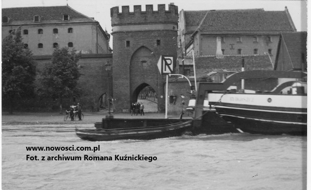 Powiedzie na Wiśle zdarzały się często. Oto ciekawe zdjęcia Torunia podtopionego podczas powodzi w latach 60.