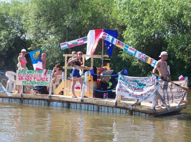 Spływ to przede wszystkim dobra zabawa, do której jednak trzeba się długo przygotowywać, budując pływadła.