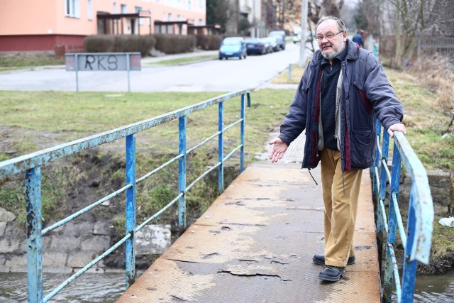 - Mostek w ulicy Siennej wymaga pilnego remontu. Ostre krawędzie zardzewiałych blach, jakie są ułożone na mostku, mogą zrobić krzywdę pieszym - pokazuje Tomasz Ozimek, mieszkaniec pobliskiego osiedla. 