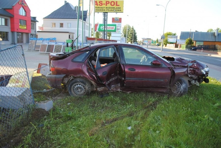 Nad ranem policjanci zauważyli rozbity samochód na ul. płk....