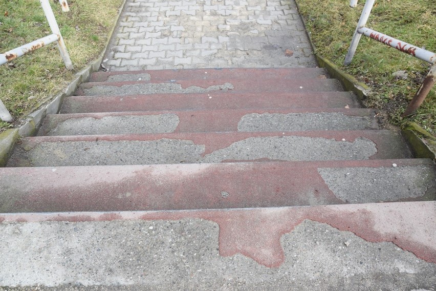 Nowy Sącz. Wyremontują parking przy Bulwarze Narwiku, ale będzie płatny. Przez 10 lat zarządzać nim będzie prywatna firma [ZDJĘCIA]