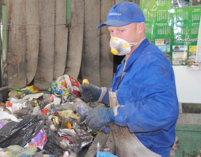 Marcin Rosłaniec codziennie segreguje odpady w Zakurzewie. Straci pracę, gdy wysypisko zostanie zamknięte