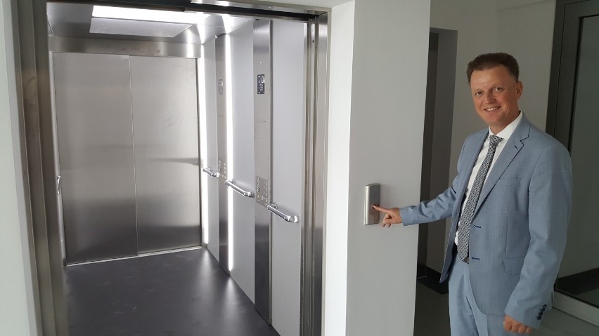 Szpital Pucki ma windę. W największej lecznicy powiatu puckiego noszowych zastąpią 2 podnośniki | ZDJĘCIA, WIDEO