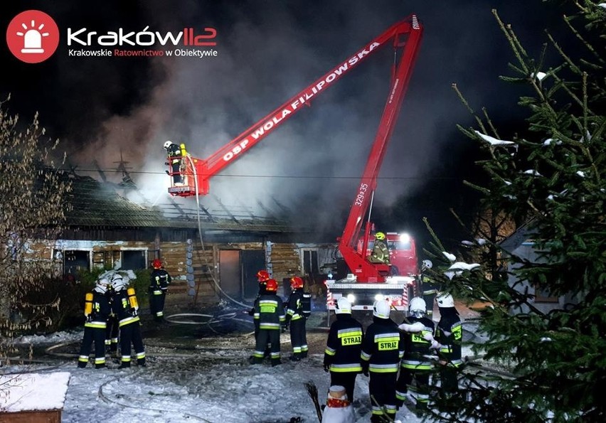 Pożar w Dubiu w powiecie krakowskim. Doszczętnie spłonął drewniany budynek [ZDJĘCIA]