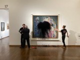 Kolejne działo sztuki w muzeum zaatakowane przez wandali. "Aktywiści klimatyczni" oblali czarną farbą działo Klimta