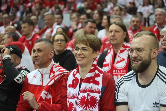 Kibice Biało-Czerwonych podczas meczu Polska - Francja stworzyli w Spodku fantastyczną atmosferę  Zobacz kolejne zdjęcia. Przesuwaj zdjęcia w prawo - naciśnij strzałkę lub przycisk NASTĘPNE