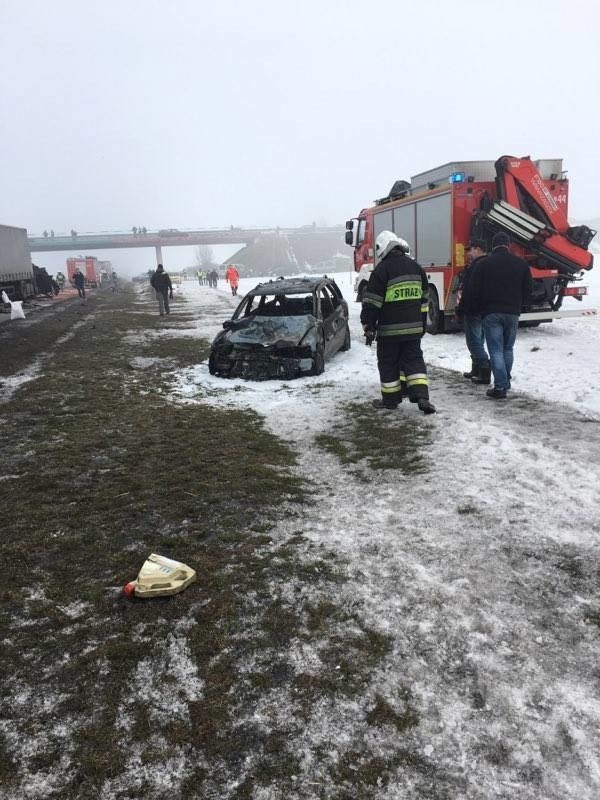 Wypadek na A1 koło Piotrkowa Trybunalskiego. Zderzenie kilkudziesięciu samochodów [ZDJĘCIA,FILM]