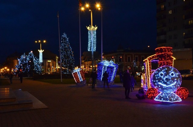 Od początku grudnia rozpoczęło się przystrajanie miasta. Kolorowe lampki w szczególny sposób podkreślają atmosferę Bożego Narodzenia. >> Najświeższe informacje z regionu, zdjęcia, wideo tylko na www.pomorska.pl 