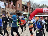 Świetna frekwencja na Żorskim Półmaratonie Leśnym. W zawodach wystartowało 300 osób. Biegli w mrozie i śniegu. Zobaczcie ZDJĘCIA 