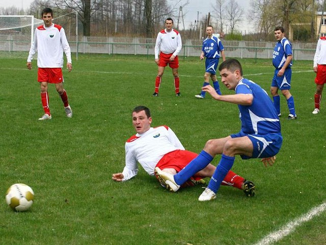 Pogórze (biało-czerwone stroje) musi poważnie martwić się o utrzymanie w klasie okręgowej.