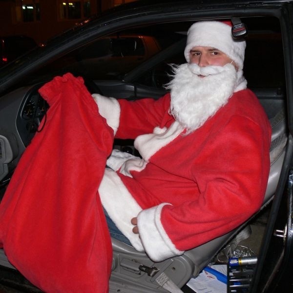 Święty Mikołaj już dawno zamienił sanie na nowoczesny samochód. Musi być mobilny.