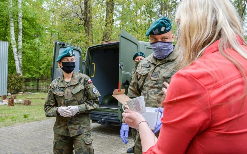 Żołnierze 12 Brygady Zmechanizowanej z pomocą dla dzieci. Zobacz zdjęcia