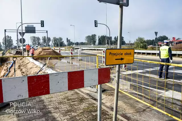 Ulewa w Gorzowie spowodowała ogromne straty. Uszkodzone zostały m. in. drogi. Miejscami ruchem muszą kierować policjanci.