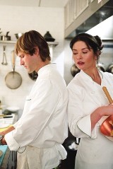 Sobotni hit TVN: Catherine Zeta-Jones i Aaron Eckhart w uroczej komedii "Życie od kuchni" [ZOBACZ ZWIASTUN]