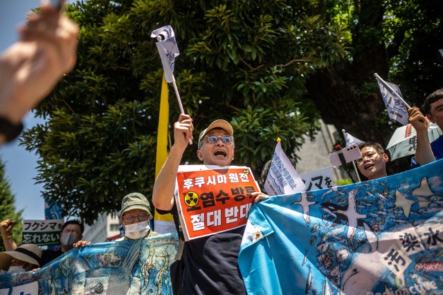Decyzja o spuszczeniu radioaktywnej wody do oceanu spotkała się z protestami w Japonii