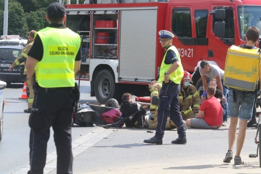 Wypadek na ul. Krakowskiej we Wrocławiu. Skuter zderzył się...