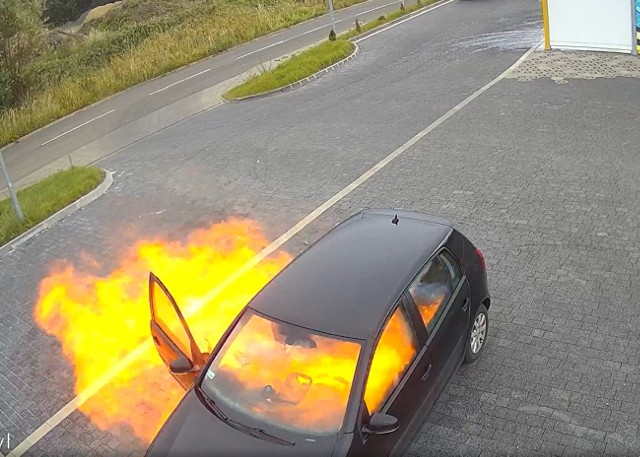 Wybuch w samochodzie w Jeleniej Górze. Na nagraniu widać, jak mężczyzna otwiera drzwi i sięga po papierosa