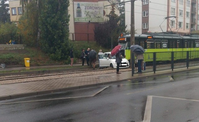 Do zderzenia doszło na przejeździe pomiędzy ul. Kukuczki a ul. Kazimierza Wielkiego.