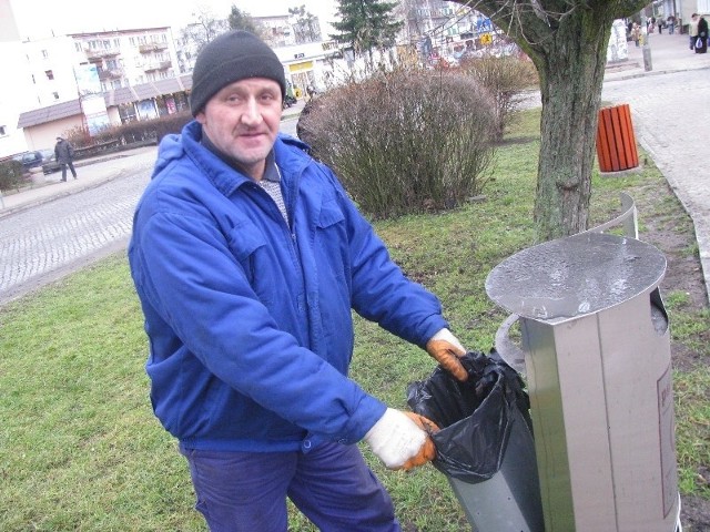 - W pojemnikach na psie odchody można znaleźć także butelki i inne śmieci. Tak nie powinno być - mówi Zbigniew Zaciewski, pracownik komunalki w Strzelcach.