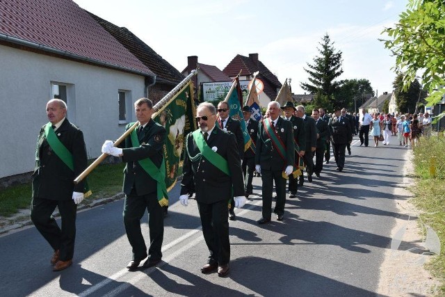 Jak bawili się myśliwi w sobotę w gminie Sława? Była msza, korowód, koncert sygnalistów i wspólna biesiada. Celem Parafiady Myśliwskiej jest krzewienie kultury myśliwskiej. To także okazja do integracyjnego spotkania dla mieszkańców i wszystkich wypoczywających - podkreślił w ogłoszeniach duszpasterskich ksiądz Jerzy Ślusarczyk.Coroczne spotkanie, które w tym roku odbywa się już po raz dziewiąty, organizowane jest przez Koło Łowieckie „Ryś”, proboszcza parafii w Sławie ks. Jerzego Ślusarczyka przy wsparciu społeczności lokalnej - informuje urząd miejski w Sławie. Uroczystość rozpoczęła się od nabożeństwa w kościele pw. św. Huberta w Tarnowie Jeziernym. Następnie  orszak udał się na plac przy remizie OSP. Tam nastąpiło uroczyste otwarcie i wręczenie odznaczeń dla osób zasłużonych w działalności na rzecz Polskiego Związku Łowieckiego Okręgu Zielona Góra. Były występy sygnalistów myśliwskich, organizatorzy przygotowali dla dzieci festyn. Na zakończenie odbyła się biesiada myśliwska.Zobacz też: PODNIEBNA GMINA NOWE MIASTECZKO