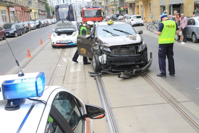 Firma Ubea, która porównuje ubezpieczenia sprawdziła, jak kształtują się ceny obowiązkowego ubezpieczenia OC we Wrocławiu oraz w podwrocławskich gminach. Kierowcy w stolicy Dolnego Śląska płacą za obowiązkowe ubezpieczenie o wiele więcej niż ci spoza Wrocławia. ZOBACZ CENY UBEZPIECZEŃ OC - poruszaj się przy pomocy strzałek lub gestów na telefonie, by przejść do kolejnych informacji.