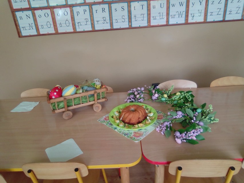 Przedszkolaki pielęgnują tradycje wielkanocne w Szarbkowie. Zobacz zdjęcia