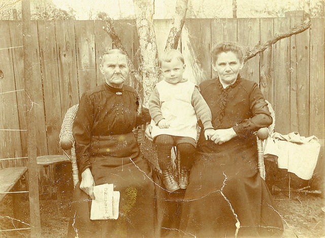 Mały Edmund z mamą i babcią Antoniną w ogrodzie przy ul....