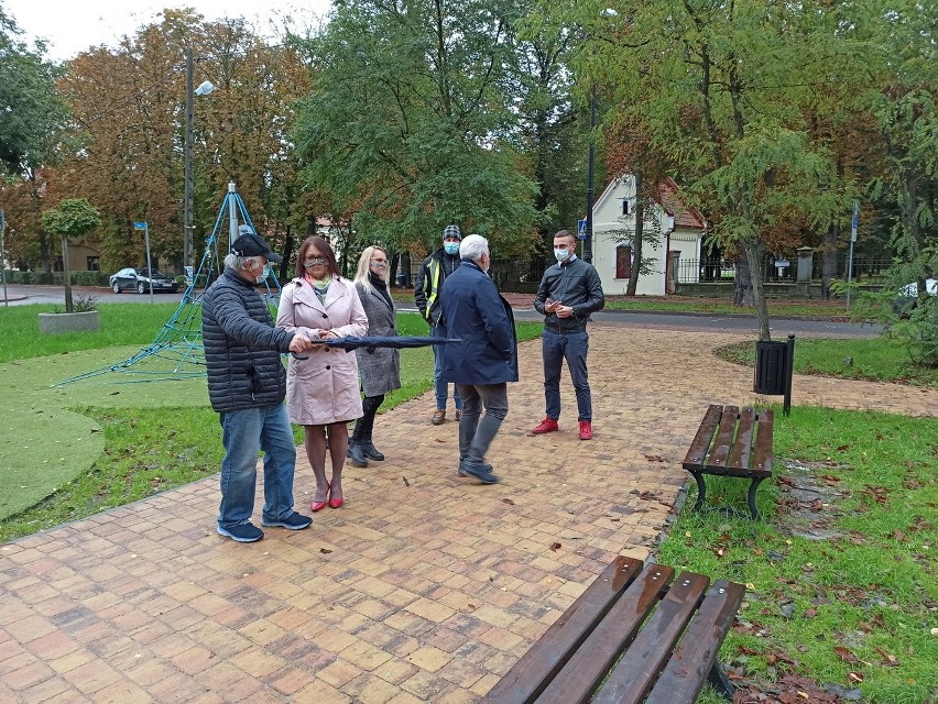 Plac Górnika w Tarnobrzegu już po rewitalizacji. Oprócz podświetlanego globusa jest tu plac zabaw, małe boisko i parking [ZDJĘCIA]