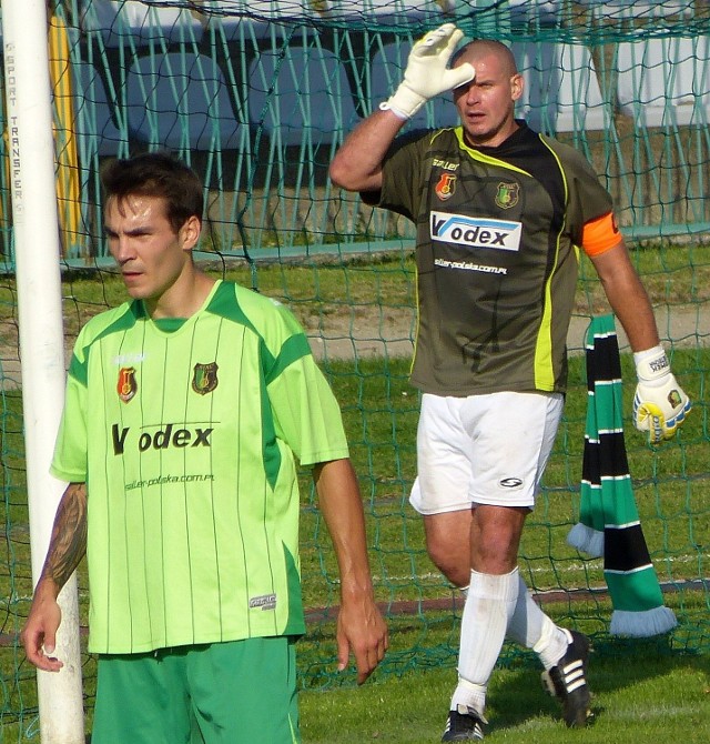 Piłkarze Stali Stalowa Wola (z lewej Paweł Giel, obok Tomasz Wietecha) zmierzą się na swoim stadionie w sobotę ze Stalą Mielec.