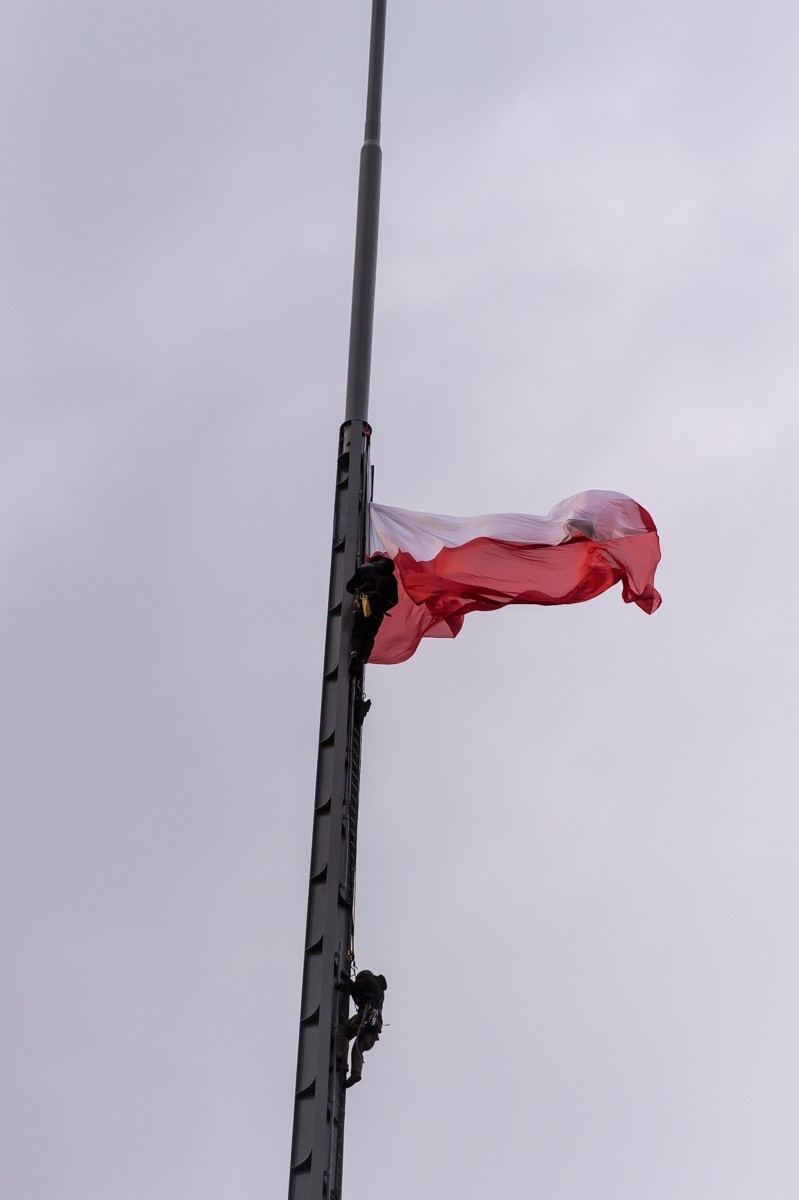 Biało-czerwona flaga na Iglicy