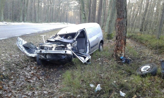 24-letni kierowca dacii został ranny w wypadku, do którego doszło około 12.30 na drodze Wawelno - Prądy (powiat opolski). Z ustaleń policji wynika, że kierujący nie dostosował prędkości do warunków na drodze, jego samochód wpadł w poślizg i uderzył w drzewo. 24-latek został ranny, został przewieziony do szpitala.