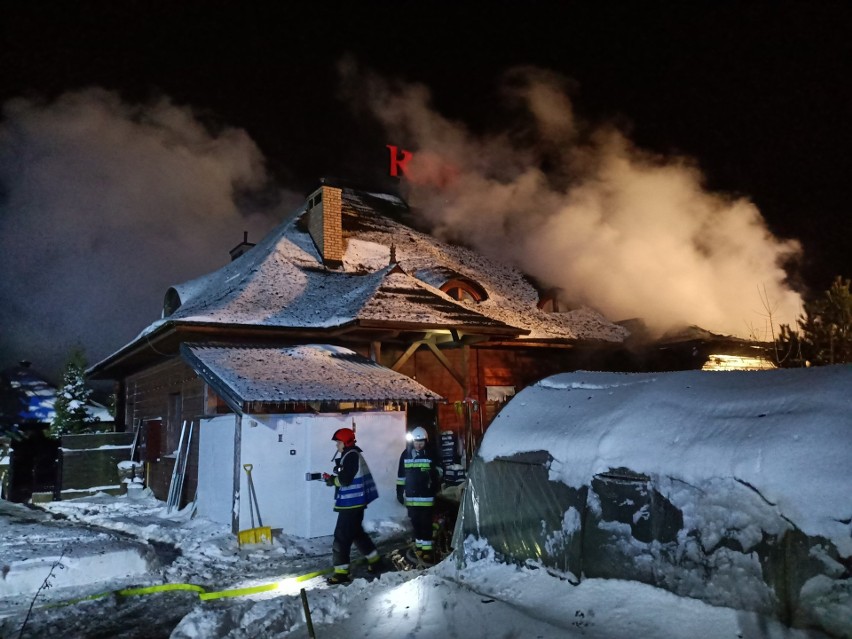 Płonie słynna karczma „Malinowa spiżarnia” w Wielączy (gm. Szczebrzeszyn). Akcja gaśnicza nadal trwa