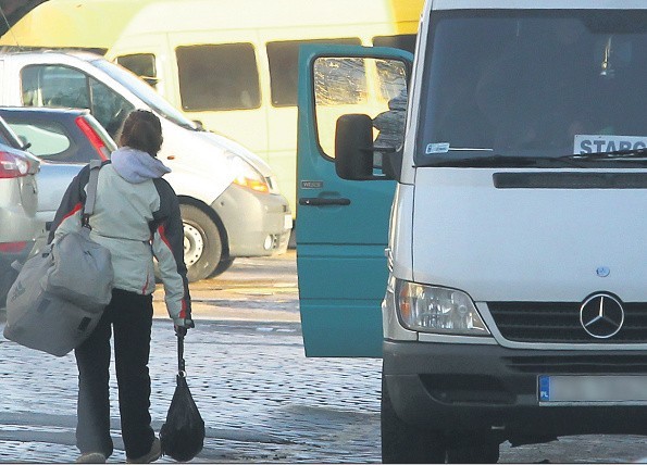 Busy powinny jeździć zgodnie z rozkładem jazdy, a jest z tym różnie. Zdarza się, że kierowcy są niemili i omijają niektóre miejscowości. Takie przypadki należy zgłaszać szefostwu.