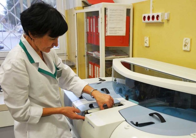 Badanie poziomu PSA w laboratorium w stalowowolskim szpitalu.
