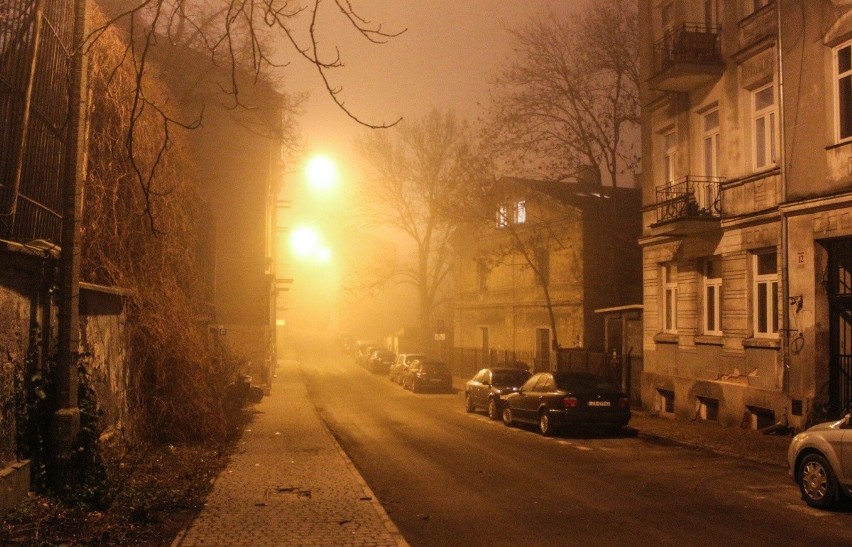 Gęsta mgła w Lublinie i części woj. lubelskiego. Uwaga, kierowcy! Widoczność jest mocno ograniczona