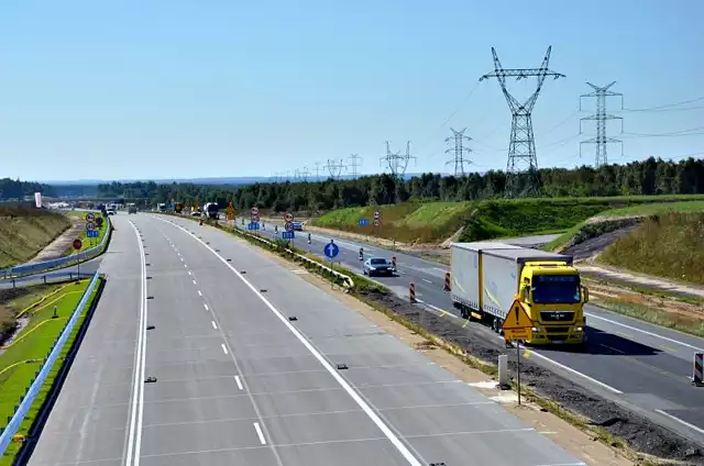 Kolejne nowe części autostrady A1 mają od 14 września do dyspozycji kierowcy na odcinku między Radomskiem i Kamieńskiem. Na całej budowanej obecnie autostradzie A1 od Częstochowy do Tuszyna obowiązują wciąż spore ograniczenia prędkości. 