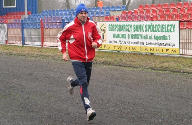 Jerzy Sak ma 65 lat. Codziennie bez względu na pogodę spotkać można go na miejskim stadionie jak biega.