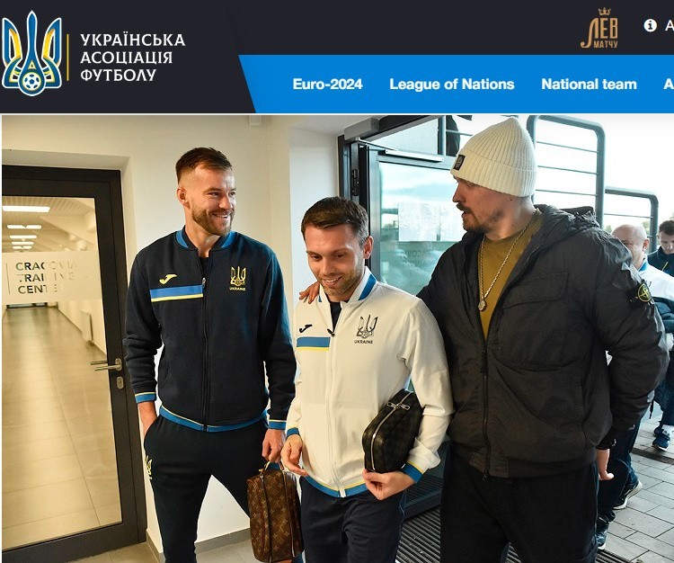 Ołeksandr Usyk (z prawej) z piłkarzami Ukrainy w ośrodku...
