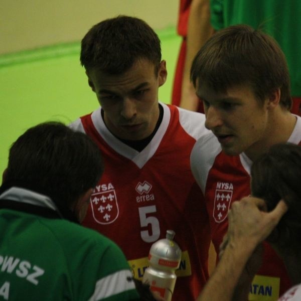Michał Żuk (z lewej) i Jakub Kowalczyk mimo podpowiedzi trenera nie potrafili odmienić losów spotkania.