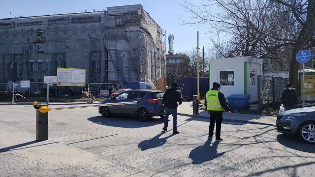 Przed wjazdem do szpitala w Czeladzi pojawiły się nowe barierki, część nowych miejsc parkingowych została już udostępniona kierowcom.Zobacz kolejne zdjęcia/plansze. Przesuwaj zdjęcia w prawo - naciśnij strzałkę lub przycisk NASTĘPNE