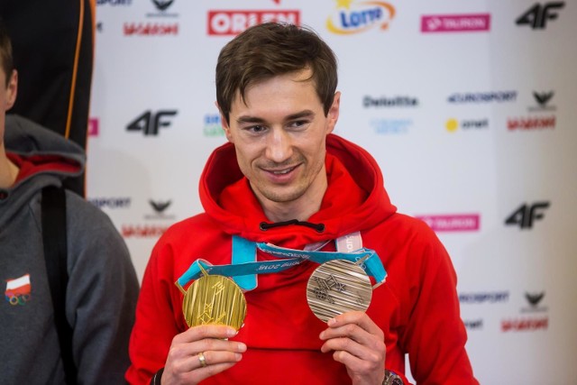 Kamil Stoch ma na koncie cztery medale olimpijskie - trzy złote zdobyte indywidualnie i jeden brązowy, wywalczony z drużyną.