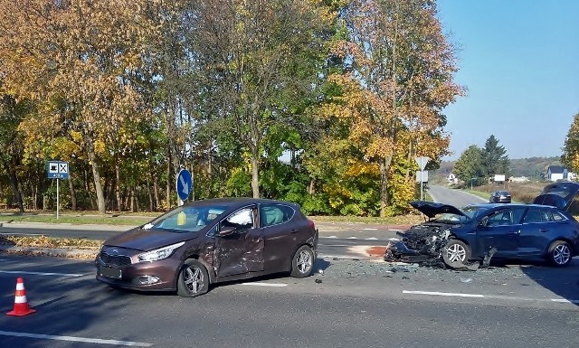 W środę (17 października) doszło do kolizji na ulicy Gdańskiej w Słupsku. Kierująca samochodem osobowym marki KIA wymusiła pierwszeństwo na prawidłowo jadącym kierowcy osobowego renault. Dwie osoby zostały poszkodowane. Trafiły do słupskiego szpitala.