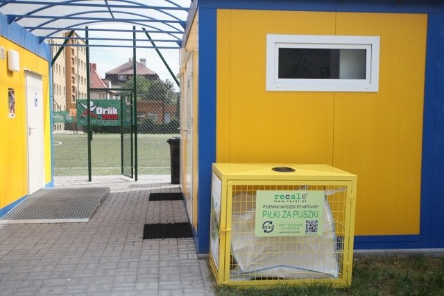 Kosze na puszki stanęły na trzech obiektach sportowych w Opolu.