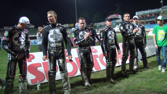 W drużynie SPAR Falubazu Zielona Góra nie wystąpi Patryk Dudek (w zielonej koszulce), który jest zawieszony oraz kontuzjowany Krzysztof Jabłoński (trzeci z prawej).