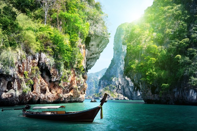 Być może już w lutym 2022 przepisy o kwarantannie dla zaszczepionych turystów zostaną w Tajlandii zniesione. Dzięki temu turyści będą mogli podróżować po całym kraju, a nie tylko po wyznaczonych strefach. Propozycja nie została jeszcze przegłosowana przez tajski parlament.