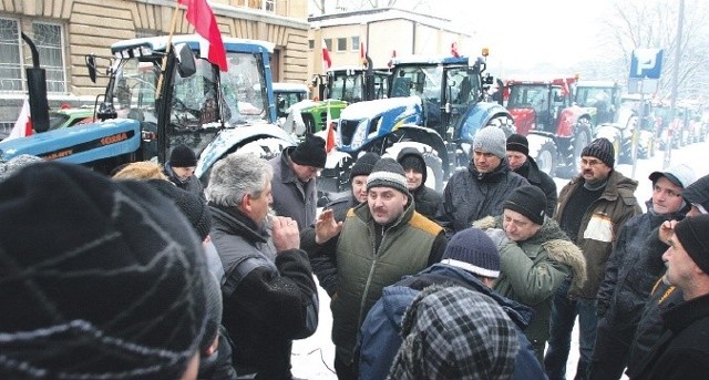 Rolnicy wciąż protestują i czekają na zaproszenie do Warszawy na rozmowy z ministrem rolnictwa.